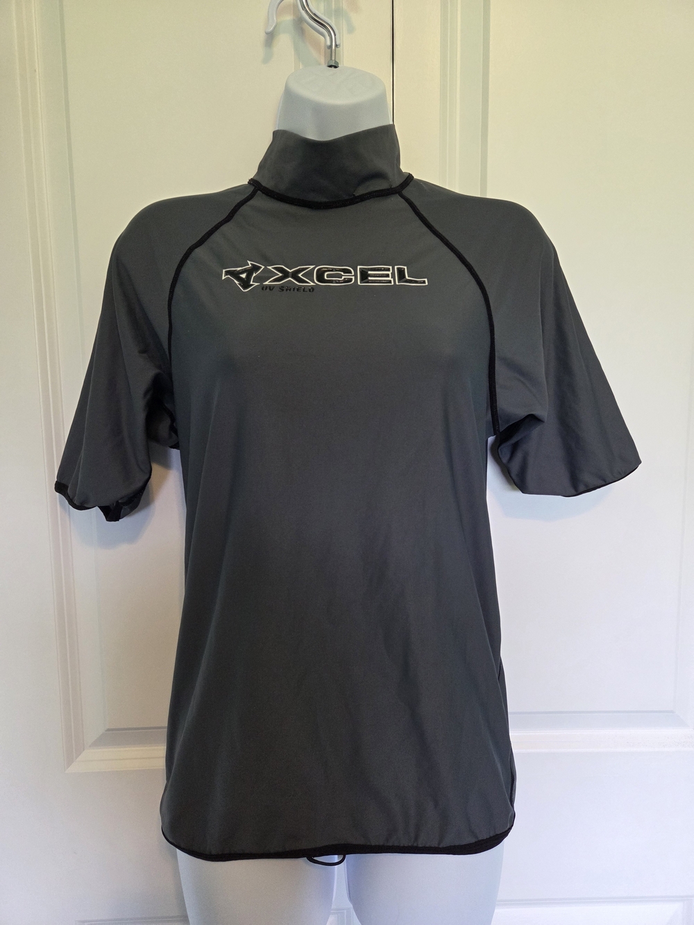 XCEL Men’s Short Sleeve Gray Rash Guard Swim Top